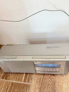 Sony dream machine ICF-C33W Am/ FM Digital Clock Radio Radio.Vibtage 1980’s